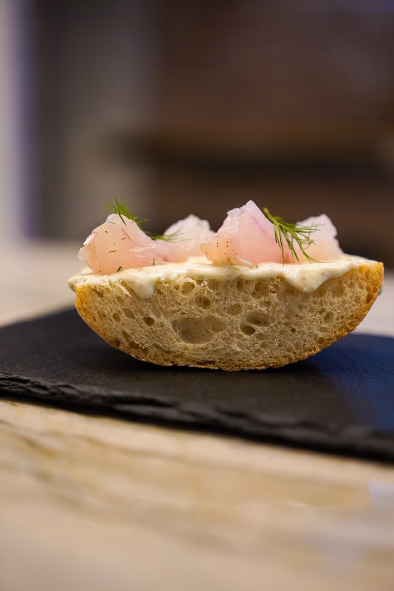 Pintxo abierto con queso crema, pescado y eneldo sobre pan